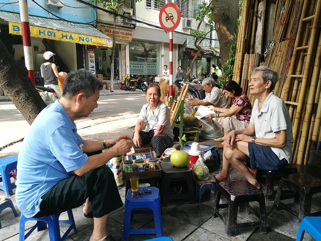 Trà đá trong mắt du khách Tây: 'Người hùng thầm lặng' của Hà Nội tra da trong mat du khach tay nguoi hung tham lang cua ha noi