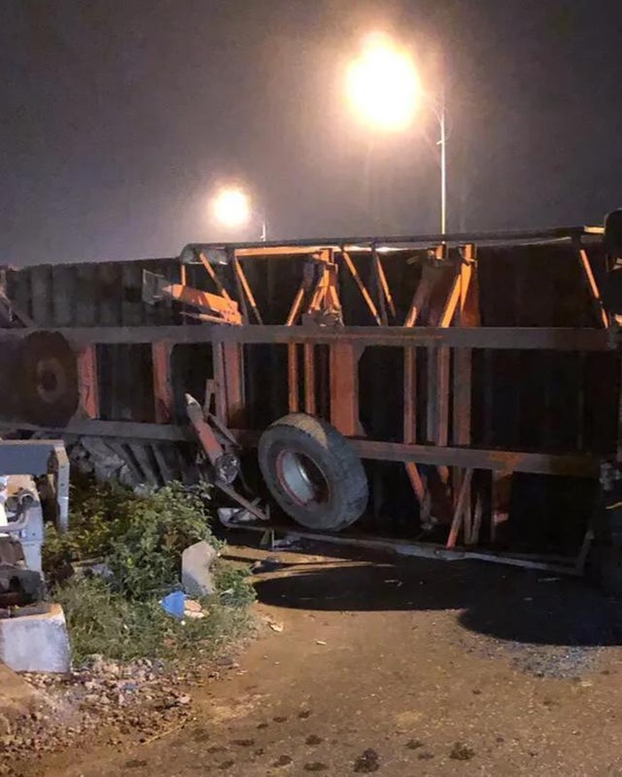 Container bị tàu hỏa húc văng 10 mét khi cố băng qua đường ray container bi tau hoa huc vang 10 met khi co bang qua duong ray