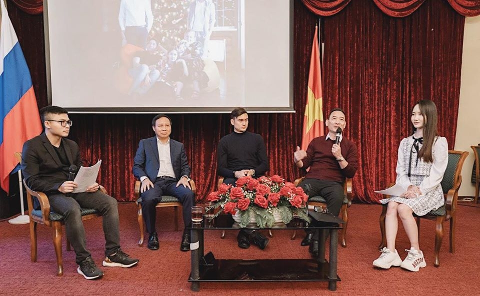 Thủ môn Đặng Văn Lâm giao lưu với người Việt tại Nga thu mon dang van lam giao luu voi nguoi viet tai nga