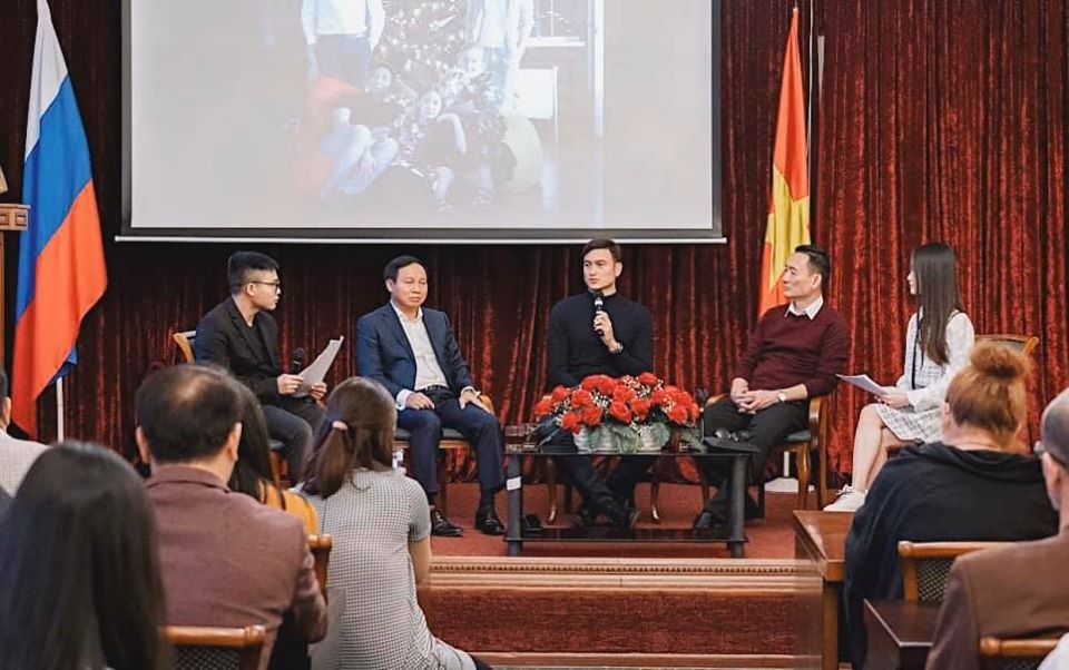 Thủ môn Đặng Văn Lâm giao lưu với người Việt tại Nga thu mon dang van lam giao luu voi nguoi viet tai nga
