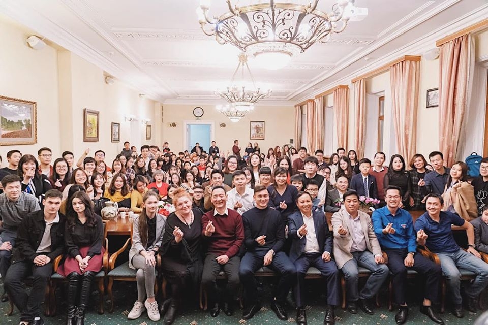 Thủ môn Đặng Văn Lâm giao lưu với người Việt tại Nga thu mon dang van lam giao luu voi nguoi viet tai nga
