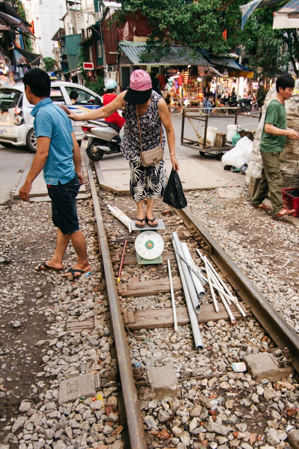 Cuộc sống của người dân phố đường tàu Hà Nội lạ lẫm trong mắt du khách Tây cuoc song cua nguoi dan pho duong tau ha noi la lam trong mat du khach tay