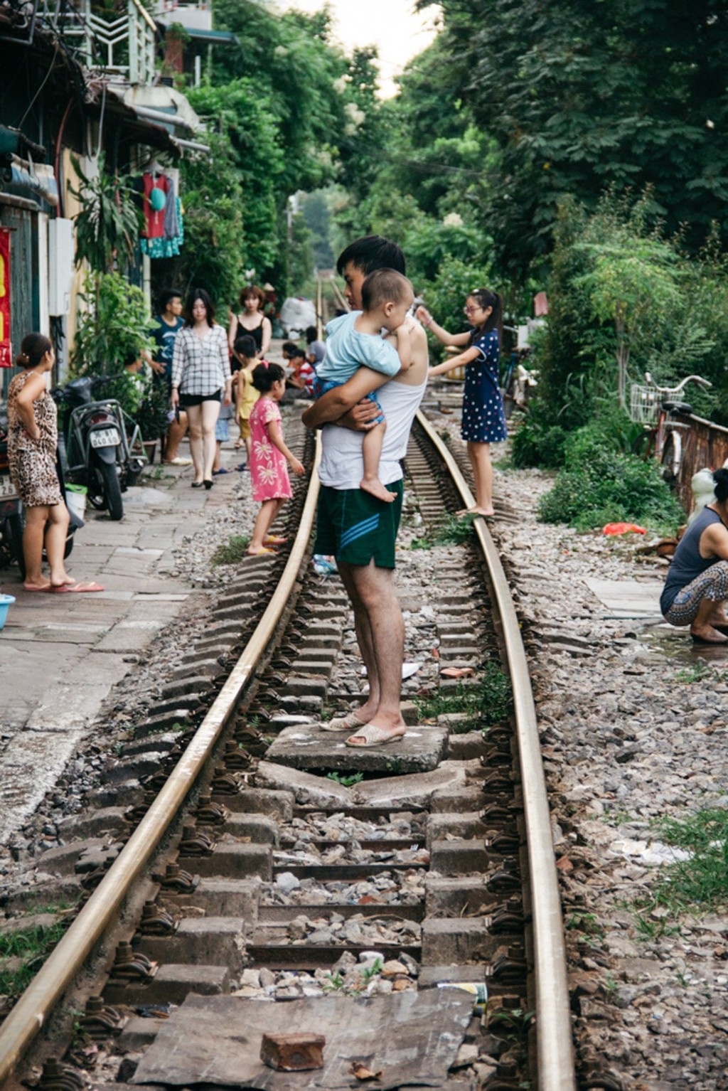 Cuộc sống của người dân phố đường tàu Hà Nội lạ lẫm trong mắt du khách Tây cuoc song cua nguoi dan pho duong tau ha noi la lam trong mat du khach tay