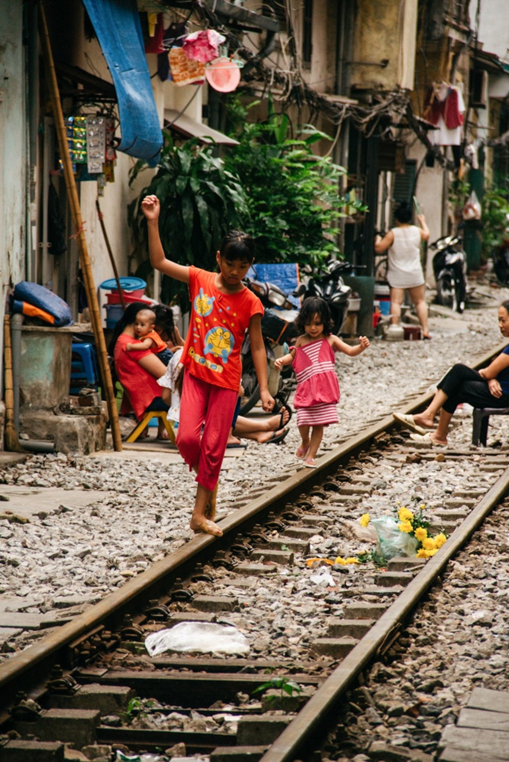 Cuộc sống của người dân phố đường tàu Hà Nội lạ lẫm trong mắt du khách Tây cuoc song cua nguoi dan pho duong tau ha noi la lam trong mat du khach tay