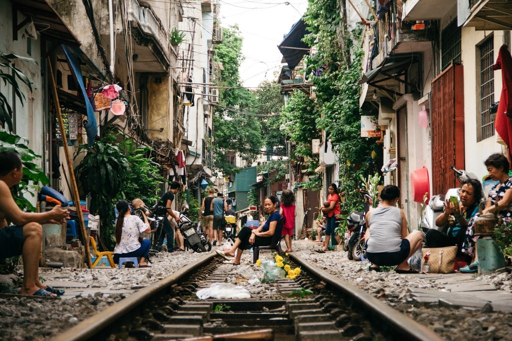 Cuộc sống của người dân phố đường tàu Hà Nội lạ lẫm trong mắt du khách Tây cuoc song cua nguoi dan pho duong tau ha noi la lam trong mat du khach tay