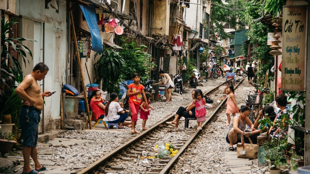 Cuộc sống của người dân phố đường tàu Hà Nội lạ lẫm trong mắt du khách Tây cuoc song cua nguoi dan pho duong tau ha noi la lam trong mat du khach tay