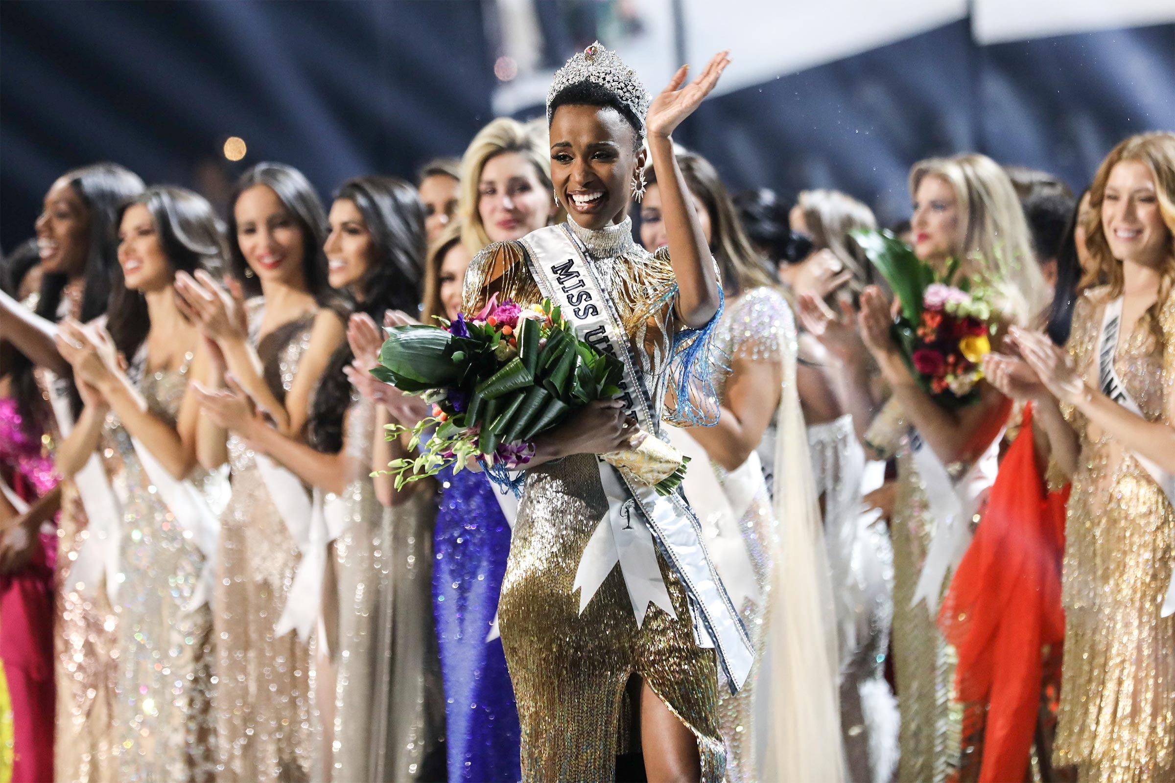 Zozibini Tunzi - người đẹp Nam Phi đăng quang Hoa hậu Hoàn vũ thế giới 2019 zozibini tunzi nguoi dep nam phi dang quang hoa hau hoan vu the gioi 2019