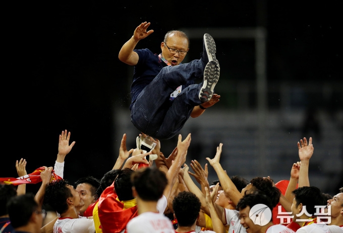 Báo Hàn: 'Vũ khí lợi hại nhất của bóng đá Việt Nam là HLV Park Hang-seo' bao han vu khi loi hai nhat cua bong da viet nam la hlv park hang seo