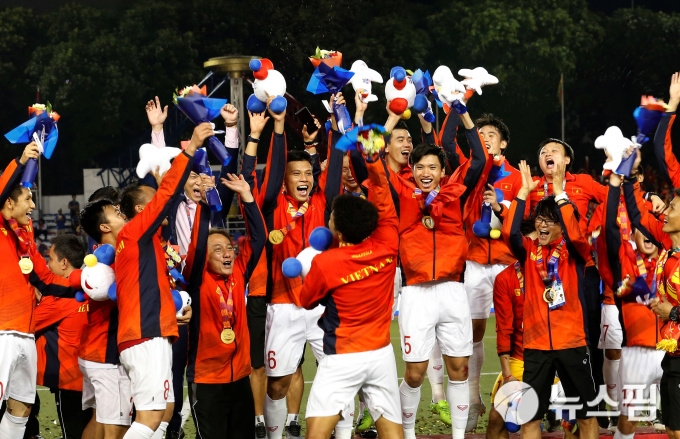 Báo Hàn: 'Vũ khí lợi hại nhất của bóng đá Việt Nam là HLV Park Hang-seo' bao han vu khi loi hai nhat cua bong da viet nam la hlv park hang seo