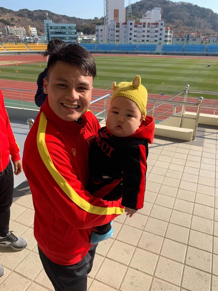 Cầu thủ U23 Việt Nam được fan nhí 5 tháng tuổi đến thăm tại Hàn Quốc cau thu u23 viet nam duoc fan nhi 5 thang tuoi den tham tai han quoc
