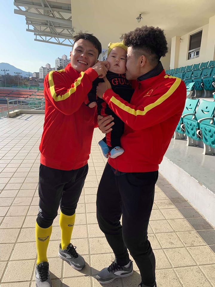 Cầu thủ U23 Việt Nam được fan nhí 5 tháng tuổi đến thăm tại Hàn Quốc cau thu u23 viet nam duoc fan nhi 5 thang tuoi den tham tai han quoc
