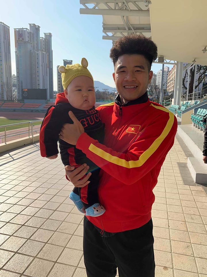 Cầu thủ U23 Việt Nam được fan nhí 5 tháng tuổi đến thăm tại Hàn Quốc cau thu u23 viet nam duoc fan nhi 5 thang tuoi den tham tai han quoc