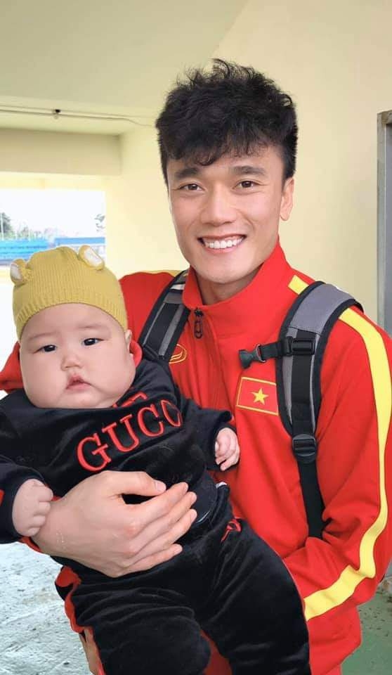 Cầu thủ U23 Việt Nam được fan nhí 5 tháng tuổi đến thăm tại Hàn Quốc cau thu u23 viet nam duoc fan nhi 5 thang tuoi den tham tai han quoc