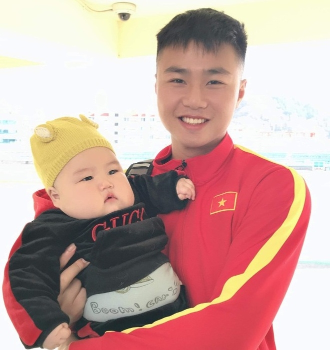 Cầu thủ U23 Việt Nam được fan nhí 5 tháng tuổi đến thăm tại Hàn Quốc cau thu u23 viet nam duoc fan nhi 5 thang tuoi den tham tai han quoc