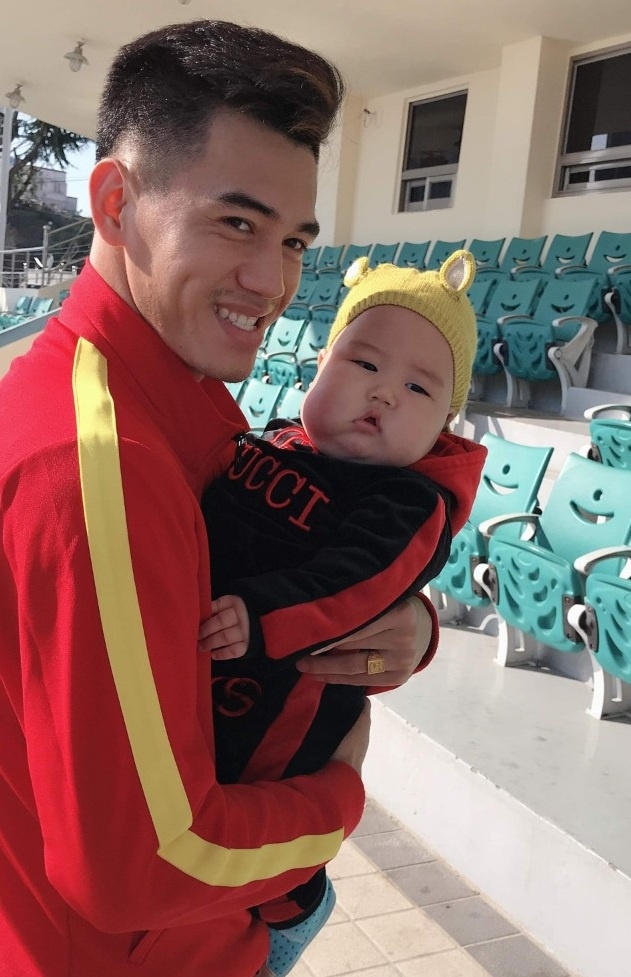 Cầu thủ U23 Việt Nam được fan nhí 5 tháng tuổi đến thăm tại Hàn Quốc cau thu u23 viet nam duoc fan nhi 5 thang tuoi den tham tai han quoc