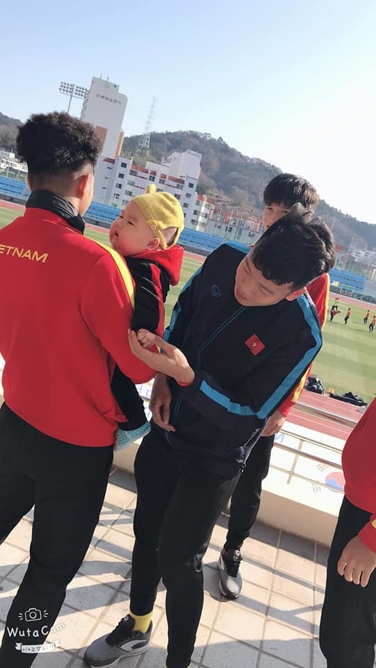 Cầu thủ U23 Việt Nam được fan nhí 5 tháng tuổi đến thăm tại Hàn Quốc cau thu u23 viet nam duoc fan nhi 5 thang tuoi den tham tai han quoc