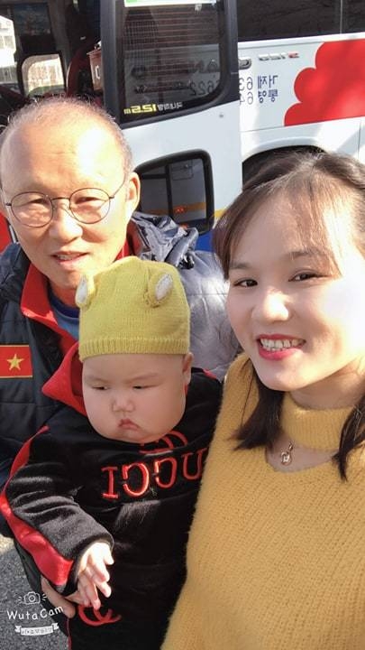 Cầu thủ U23 Việt Nam được fan nhí 5 tháng tuổi đến thăm tại Hàn Quốc cau thu u23 viet nam duoc fan nhi 5 thang tuoi den tham tai han quoc