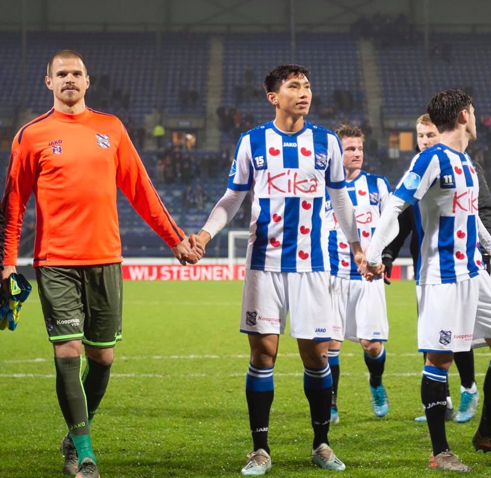 Cổ động viên chúc mừng Văn Hậu lần đầu thi đấu cho đội một Heerenveen co dong vien chuc mung van hau lan dau thi dau cho doi mot heerenveen