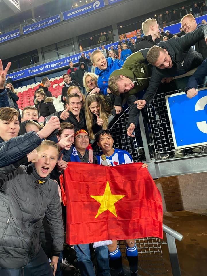 Cổ động viên chúc mừng Văn Hậu lần đầu thi đấu cho đội một Heerenveen co dong vien chuc mung van hau lan dau thi dau cho doi mot heerenveen