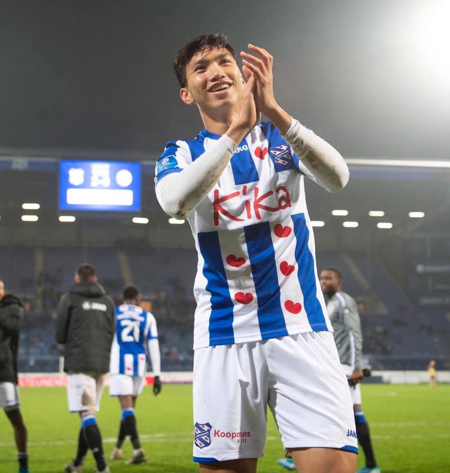 Cổ động viên chúc mừng Văn Hậu lần đầu thi đấu cho đội một Heerenveen co dong vien chuc mung van hau lan dau thi dau cho doi mot heerenveen