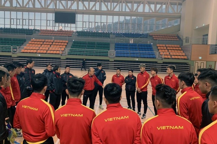 Thời tiết xấu, U23 Việt Nam tập luyện trong nhà thoi tiet xau u23 viet nam tap luyen trong nha