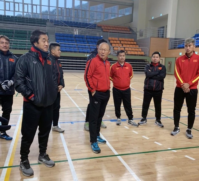 Thời tiết xấu, U23 Việt Nam tập luyện trong nhà thoi tiet xau u23 viet nam tap luyen trong nha