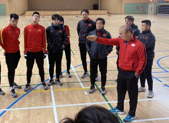 Thời tiết xấu, U23 Việt Nam tập luyện trong nhà thoi tiet xau u23 viet nam tap luyen trong nha