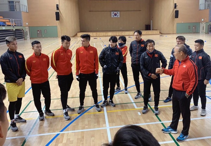 Thời tiết xấu, U23 Việt Nam tập luyện trong nhà thoi tiet xau u23 viet nam tap luyen trong nha