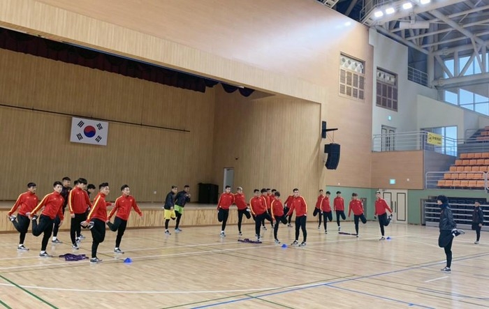 Thời tiết xấu, U23 Việt Nam tập luyện trong nhà thoi tiet xau u23 viet nam tap luyen trong nha