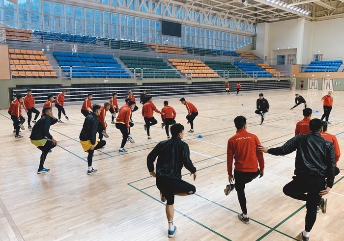 Thời tiết xấu, U23 Việt Nam tập luyện trong nhà thoi tiet xau u23 viet nam tap luyen trong nha