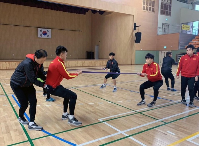 Thời tiết xấu, U23 Việt Nam tập luyện trong nhà thoi tiet xau u23 viet nam tap luyen trong nha