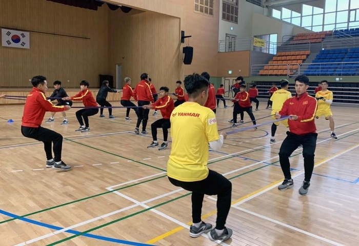 Thời tiết xấu, U23 Việt Nam tập luyện trong nhà thoi tiet xau u23 viet nam tap luyen trong nha