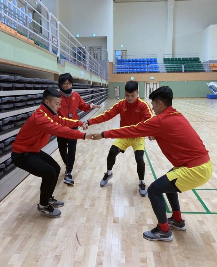 Thời tiết xấu, U23 Việt Nam tập luyện trong nhà thoi tiet xau u23 viet nam tap luyen trong nha