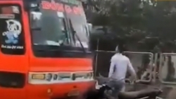 video hai hung ong gia lao ra giua quoc lo dong duc chan dau o to de xin deu