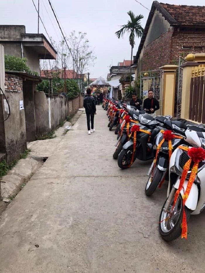 Đám cưới Phú Thọ rước dâu bằng xe mui trần mạ vàng gây chú ý trên mạng xã hội dam cuoi phu tho ruoc dau bang xe mui tran ma vang gay chu y tren mang xa hoi