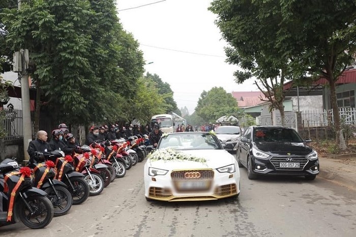 Đám cưới Phú Thọ rước dâu bằng xe mui trần mạ vàng gây chú ý trên mạng xã hội dam cuoi phu tho ruoc dau bang xe mui tran ma vang gay chu y tren mang xa hoi