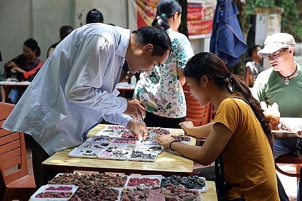 Đến Yên Bái mua đá quý, uống chè Tuyết Shan, ngắm "Hạ Long trên núi" den yen bai mua da quy uong che tuyet shan xem mua xoe thai
