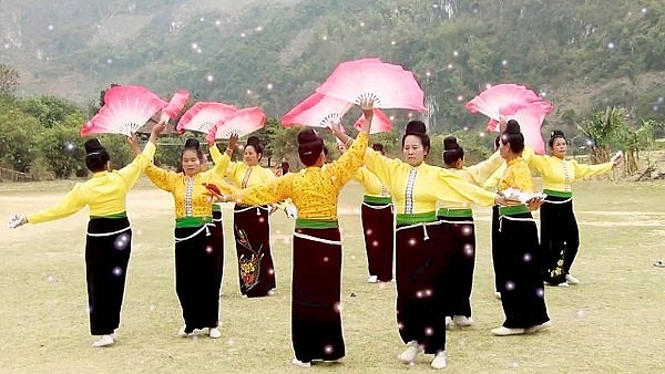Đến Yên Bái mua đá quý, uống chè Tuyết Shan, ngắm "Hạ Long trên núi" den yen bai mua da quy uong che tuyet shan xem mua xoe thai