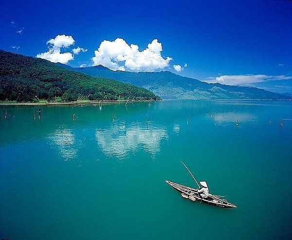 Biển Lăng Cô (Huế): Nơi mang vẻ đẹp như tranh thủy mặc bien lang co hue noi mang ve dep nhu tranh thuy mac