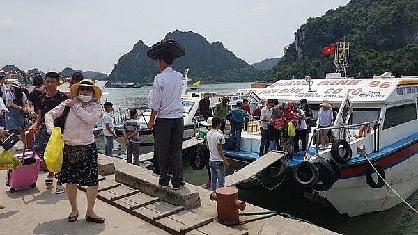 Dân bức xúc, du khách ngạc nhiên khi vé tàu ra đảo Cô Tô tăng cao dan buc xuc du khach ngac nhien khi ve tau ra dao co to tang cao