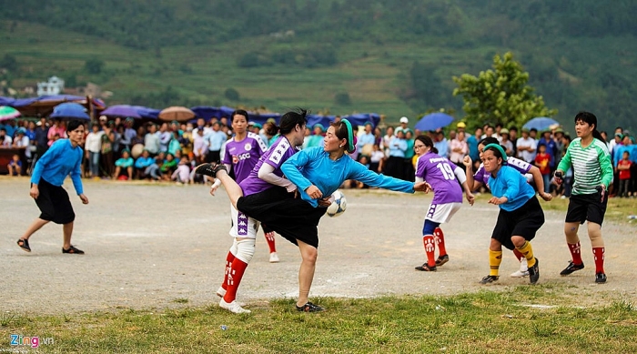 Thiếu nữ mặc váy tranh chấp bóng quyết liệt trên sân không cỏ thieu nu mac vay tranh chap bong quyet liet tren san khong co