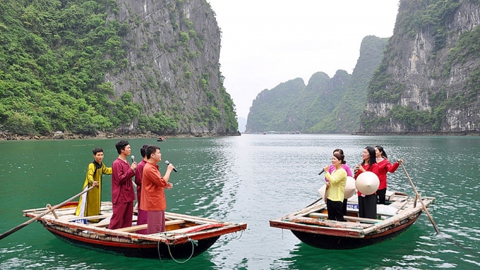 Khám phá "bảo tàng" nổi trên vịnh Hạ Long kham pha bao tang noi tren vinh ha long
