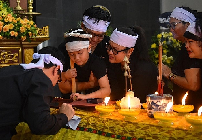 Nhiều nghệ sĩ Việt khóc khi viếng người mẫu Hà Nội qua đời ở tuổi 37 nhieu nghe si viet khoc khi vieng nguoi mau ha noi qua doi o tuoi 37