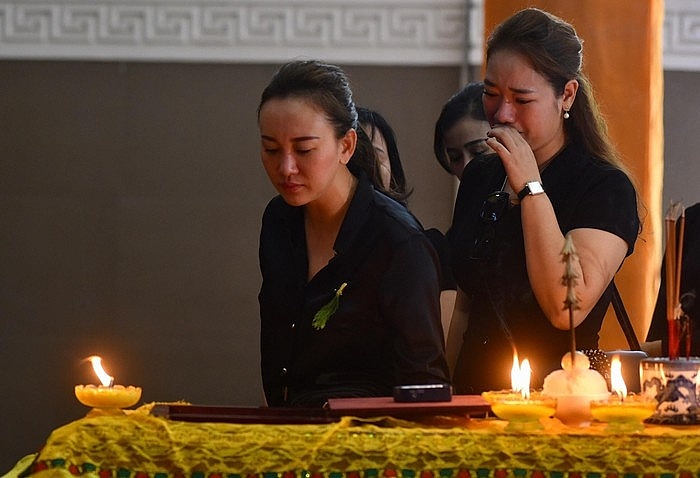 Nhiều nghệ sĩ Việt khóc khi viếng người mẫu Hà Nội qua đời ở tuổi 37 nhieu nghe si viet khoc khi vieng nguoi mau ha noi qua doi o tuoi 37