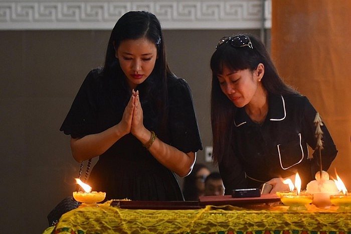 Nhiều nghệ sĩ Việt khóc khi viếng người mẫu Hà Nội qua đời ở tuổi 37 nhieu nghe si viet khoc khi vieng nguoi mau ha noi qua doi o tuoi 37