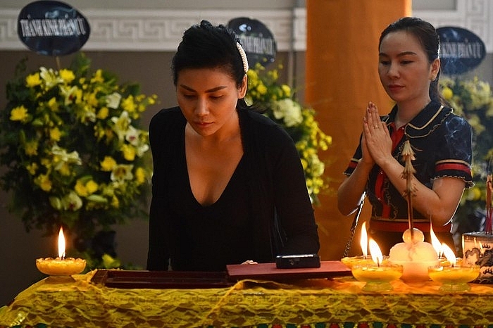 Nhiều nghệ sĩ Việt khóc khi viếng người mẫu Hà Nội qua đời ở tuổi 37 nhieu nghe si viet khoc khi vieng nguoi mau ha noi qua doi o tuoi 37