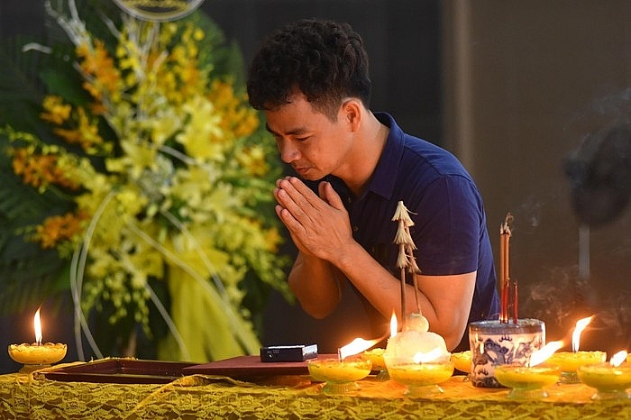 Nhiều nghệ sĩ Việt khóc khi viếng người mẫu Hà Nội qua đời ở tuổi 37 nhieu nghe si viet khoc khi vieng nguoi mau ha noi qua doi o tuoi 37