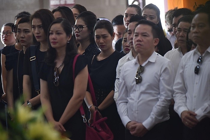 Nhiều nghệ sĩ Việt khóc khi viếng người mẫu Hà Nội qua đời ở tuổi 37 nhieu nghe si viet khoc khi vieng nguoi mau ha noi qua doi o tuoi 37