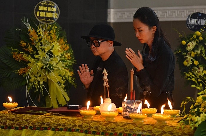 Nhiều nghệ sĩ Việt khóc khi viếng người mẫu Hà Nội qua đời ở tuổi 37 nhieu nghe si viet khoc khi vieng nguoi mau ha noi qua doi o tuoi 37