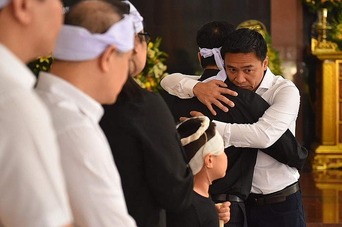 Nhiều nghệ sĩ Việt khóc khi viếng người mẫu Hà Nội qua đời ở tuổi 37 nhieu nghe si viet khoc khi vieng nguoi mau ha noi qua doi o tuoi 37